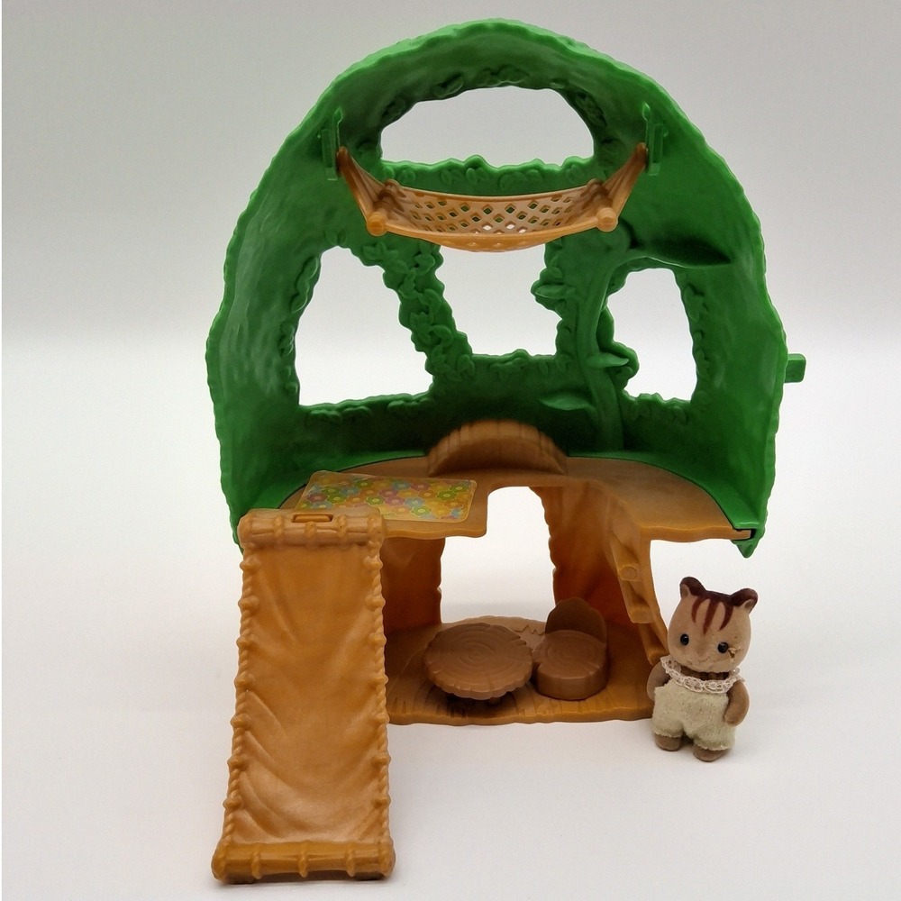 Calico Critters Families Baby Tree House Playset Walnut Squirrel Baby Shows Wear